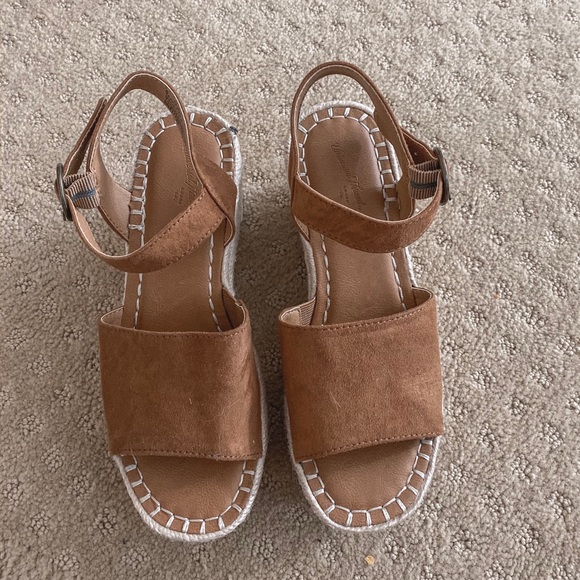 🚫SOLD on FB🚫 Wedges - Picture 2 of 3